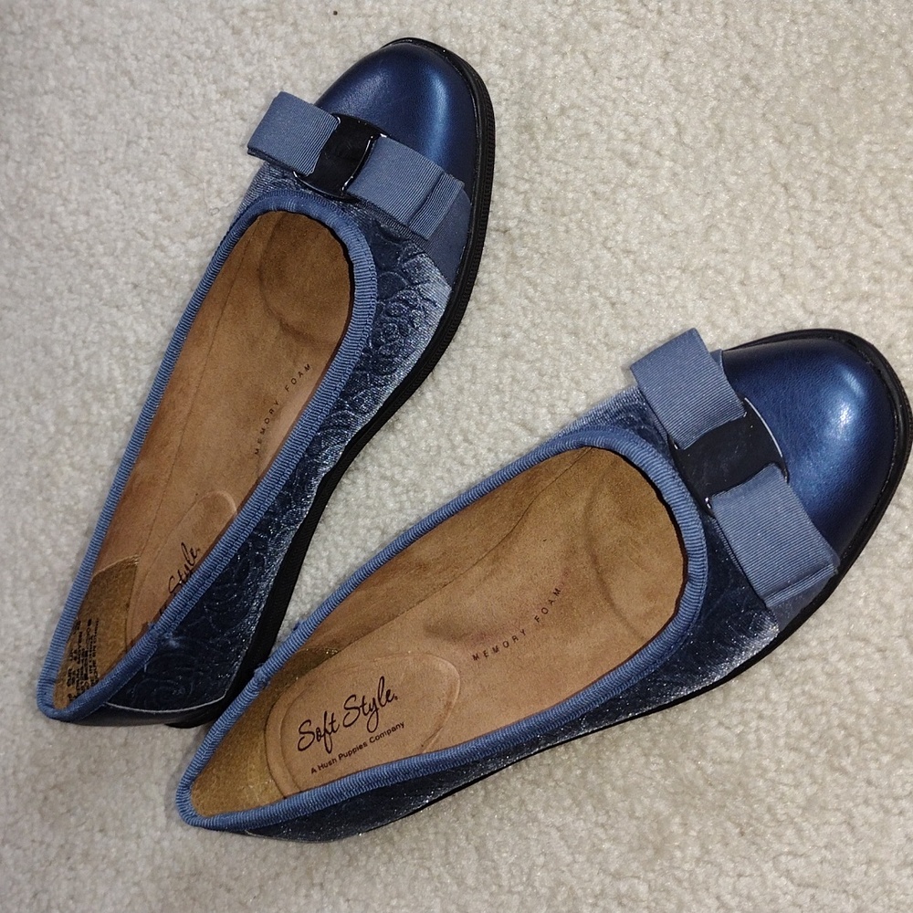 Soft Style women's blue velvet bow tie flats. mint condition. size 7.5
